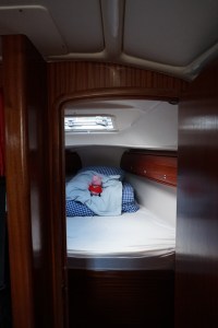 Huch, da ist ja ein Bett unter dem ganzen Krempel.