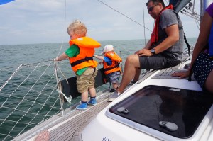 Nein, sie pinkeln nicht über, bzw unter die Reling.