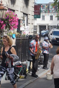Hier ist grade Karneval und überall wird musiziert.